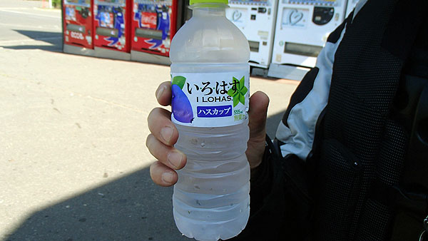 いろはすのハスカップ味を飲む